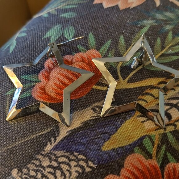 Jewelry - VINTAGE METEL SILVER STAR EARRINGS